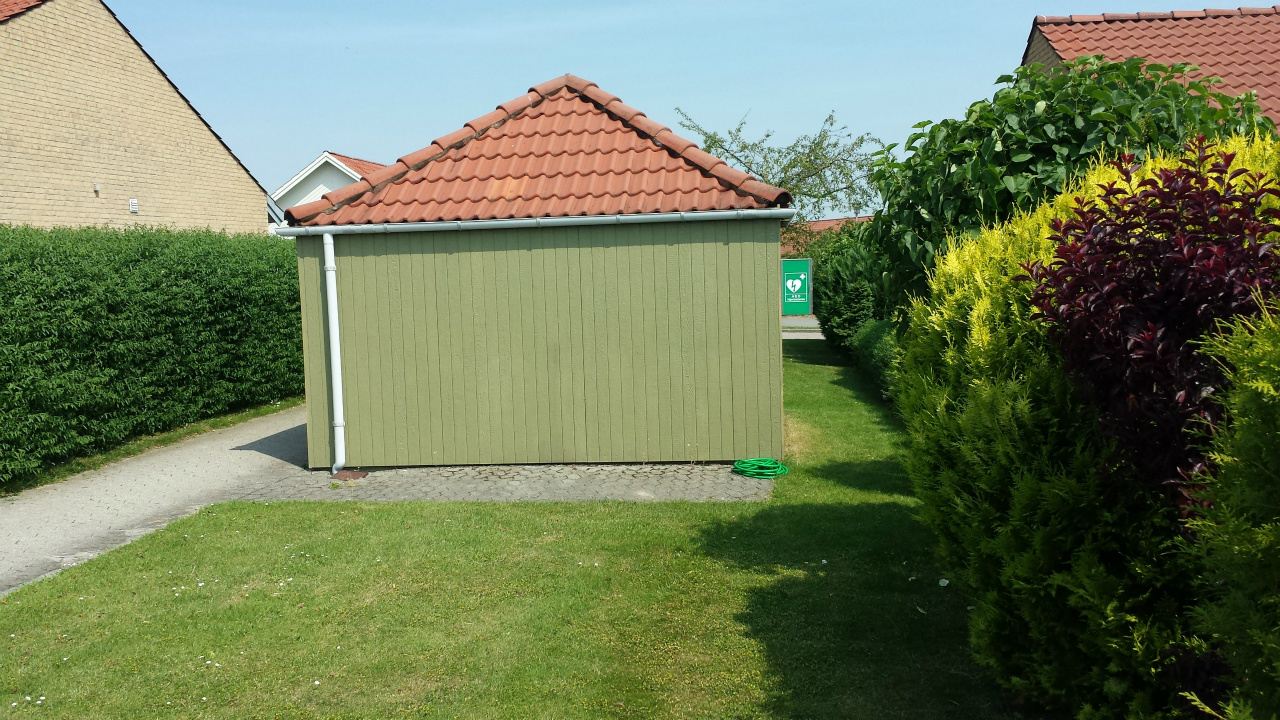 Hjertestarter set fra legepladsen mod nord